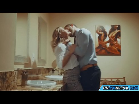 ❤️ Όταν μια πλούσια ξανθιά σε αποπλανεί σε μια δημόσια τουαλέτα ❤❌ Βίντεο σεξ ❌️